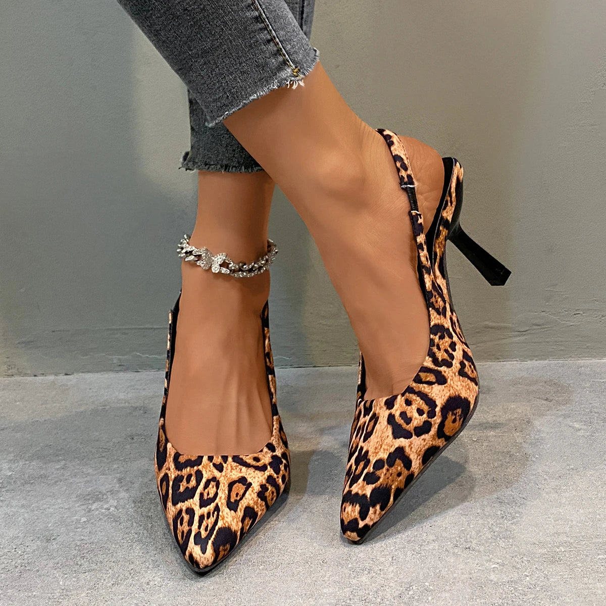 B Bliss™ | Chaussures à talon aiguille kaki à bout pointu et imprimé léopard, style slingback.