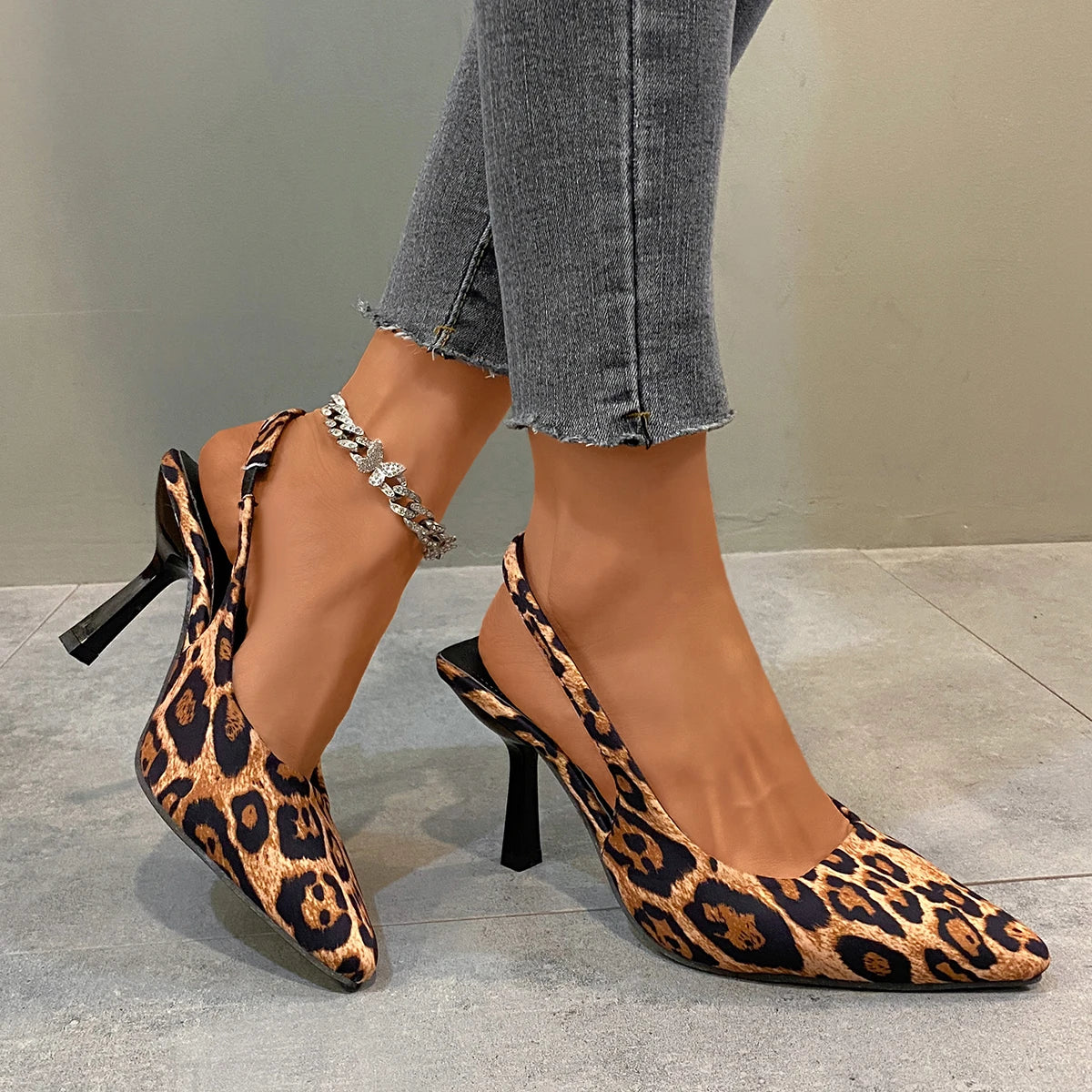 B Bliss™ | Chaussures à talon aiguille kaki à bout pointu et imprimé léopard, style slingback.